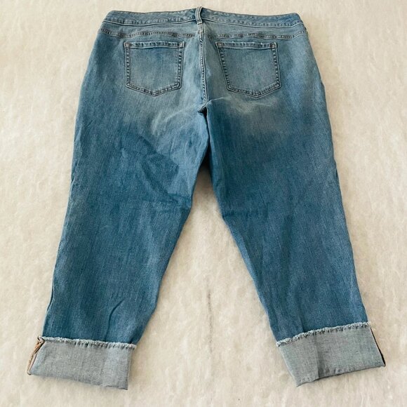 Torrid Womens Light Blue Mid Rise Faded Five Pocket Boyfriend Crop Jeans Size 20 - Picture 2 of 10